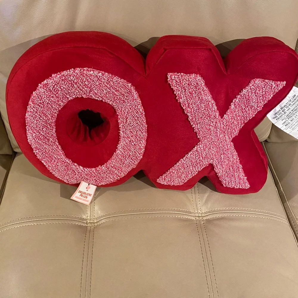 Target Bullseye Valentine’s Day XO Pillow Red & Pink NWT